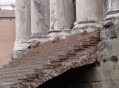 Treppen hinauf zum Tempel - Detail im Forum Romanum