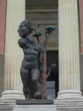 Skulptur am Eingang