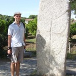 Menhir in Filitosa (Rückansicht mit Wirbelsäule und Schultern).